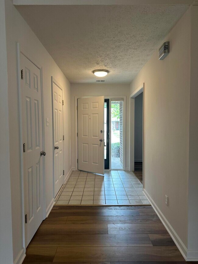 Foto del edificio - 969 Ridgebrook Rd