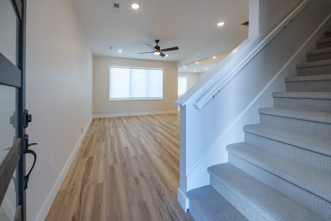 Entry Way - 3015 Hawthorne Rd