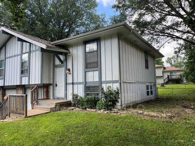 Building Photo - 1904 E Lindenwood Cir