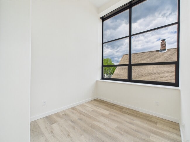 Building Photo - 165 Richards St