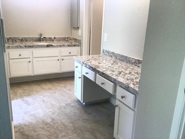 Foto del edificio - Remodeled Mission Oaks 4 Bedroom