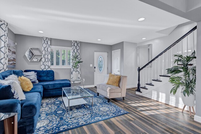 Espacio de sala de estar - 4909 Fitch Pl NE