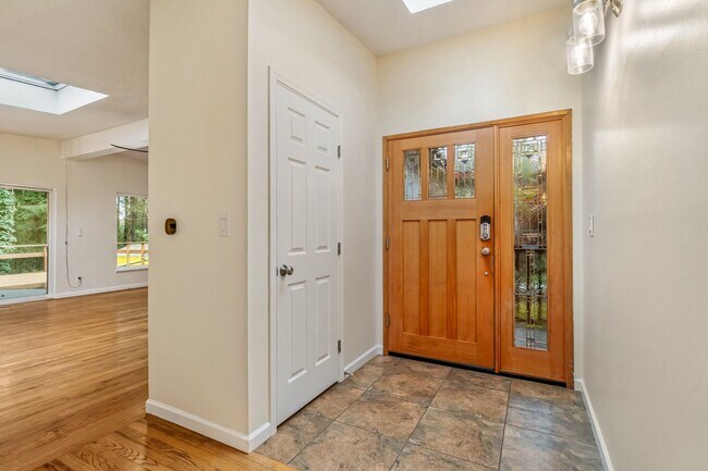 Foto del edificio - 6 Bedroom Home minutes from Saltwater Park...
