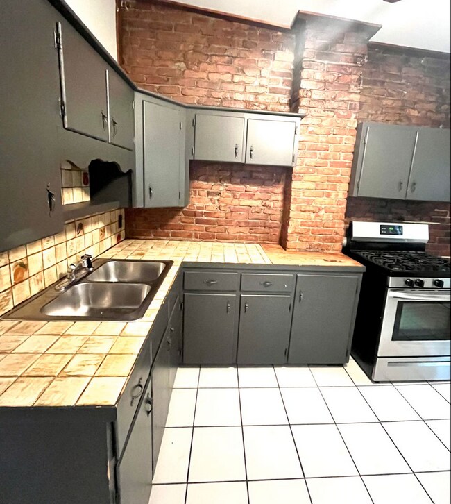 Building Photo - 63 Chelsea St