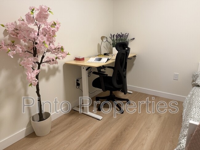 Building Photo - 8615-8108 108 St NW