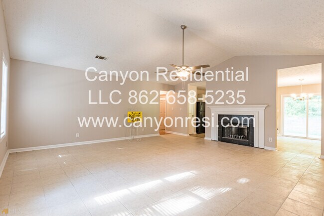 Foto del edificio - 220 Splitwood Ln