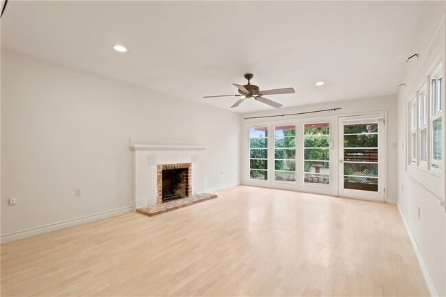 Building Photo - 607 Hacienda Dr