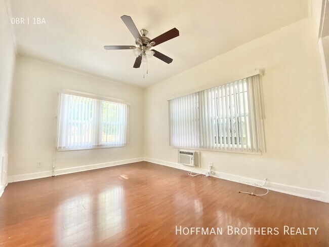 Foto del edificio - 563 Heliotrope Dr