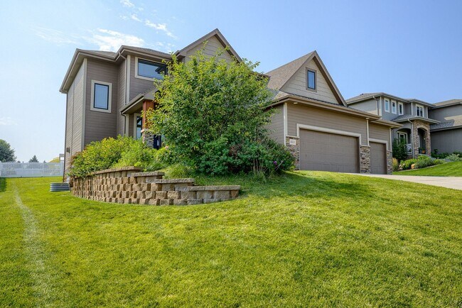 Building Photo - Spacious Papillion Home!!