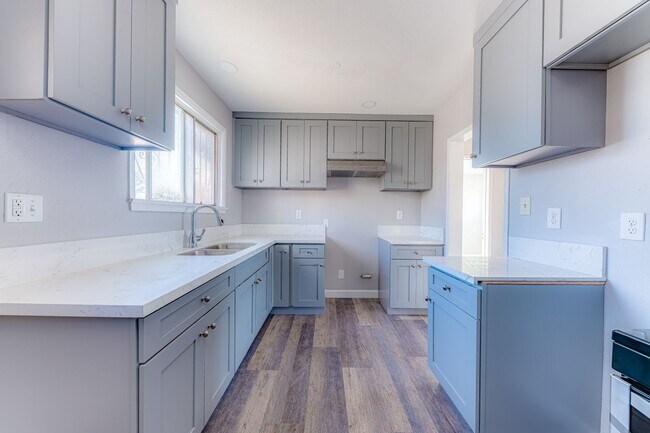 Building Photo - Updated 3 Bedroom Home