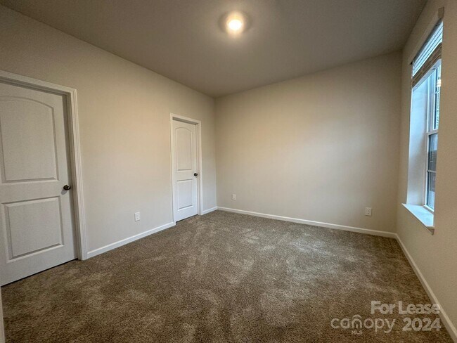 Building Photo - 10008 Hemingway Pl