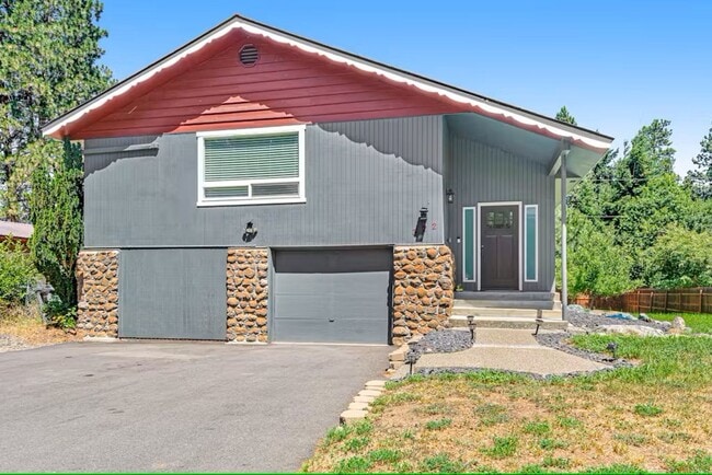 Building Photo - Adorable remodel in the heart of South Cle...