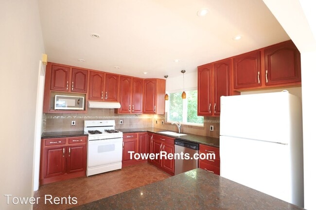 Building Photo - 3 br, 3 bath House - 120 Elmwood Ct.