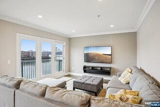 Building Photo - 343 The Promenade