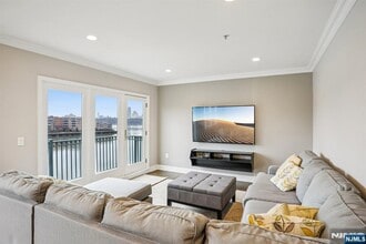 Building Photo - 343 The Promenade