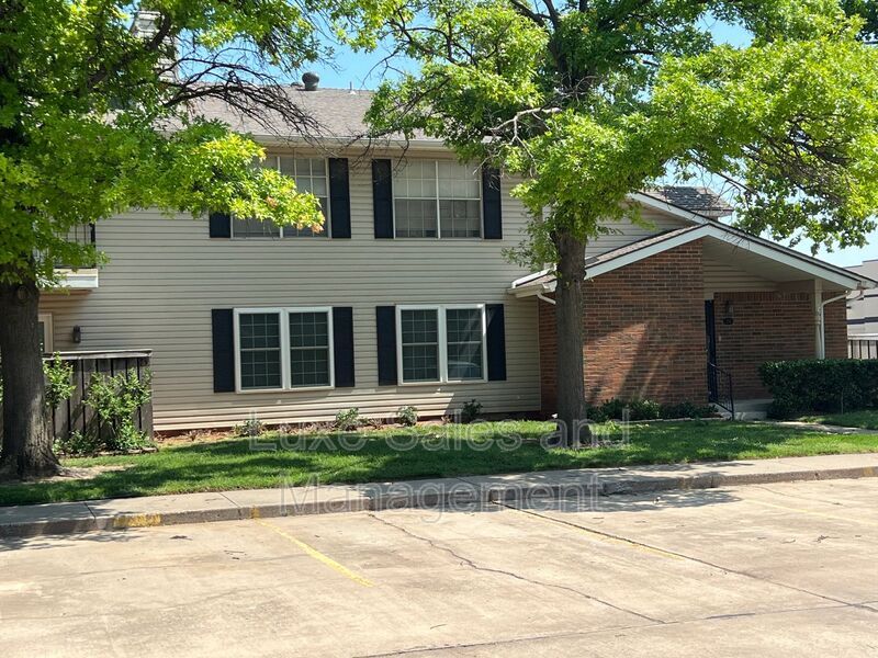 Foto principal - 3200 W Britton Rd