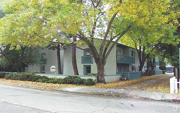 Building Photo - 852 Division St