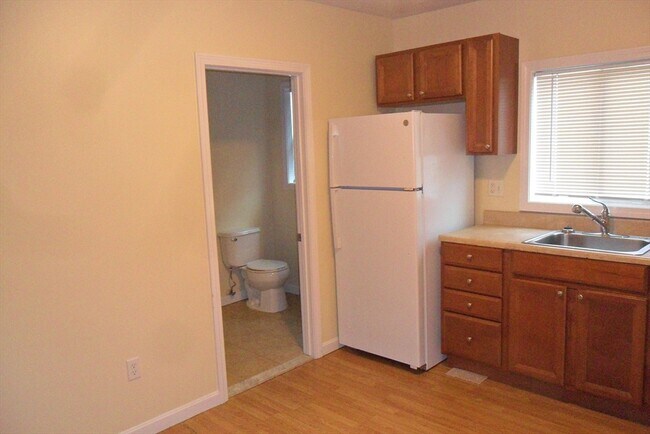 Building Photo - 848 Waverly St