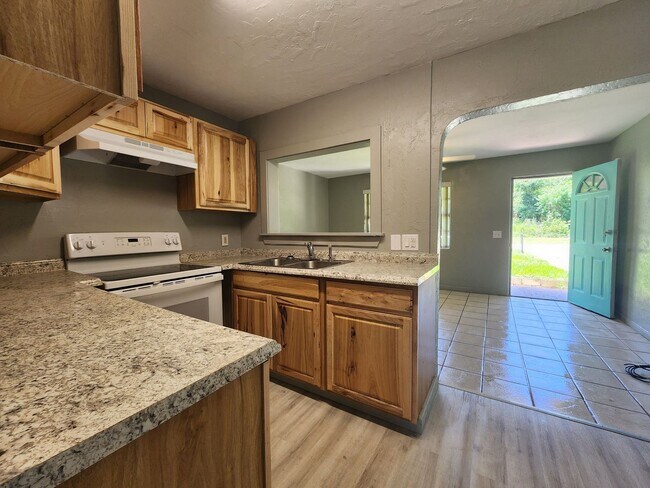 Foto del edificio - 2 Bedroom 1 Bath Single Family Home w/ Bonus Room