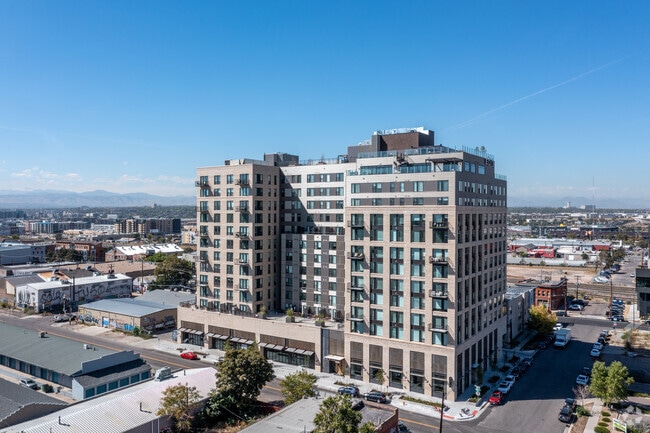 Building Photo - Edit at River North