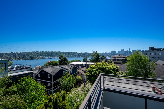 Foto del edificio - 2121 Waverly Pl N