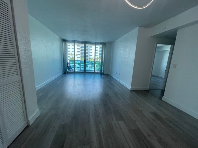 Foto del edificio - 7501 E Treasure Dr