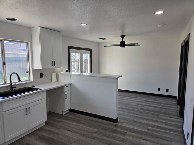 Foto del edificio - 4728 Katrina Pl