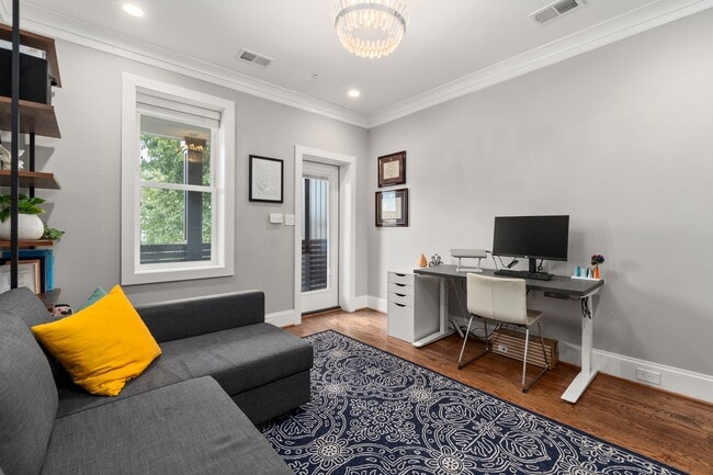 Building Photo - Recently renovated 3 bedroom condo in Columbia Heights