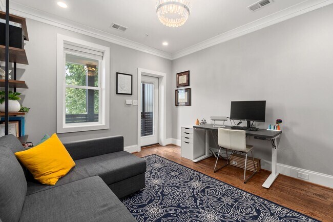 Foto del edificio - Recently renovated 3 bedroom condo in Columbia Heights