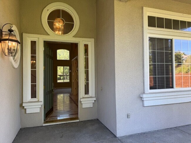 Foto del edificio - Gorgeous 5 bedroom + office, 4.5 bath Alam...