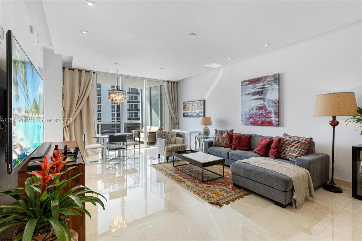 Foto principal - 15901 Collins Ave