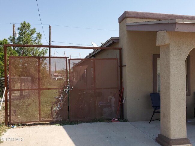 Building Photo - 9275 Leonardo Ave