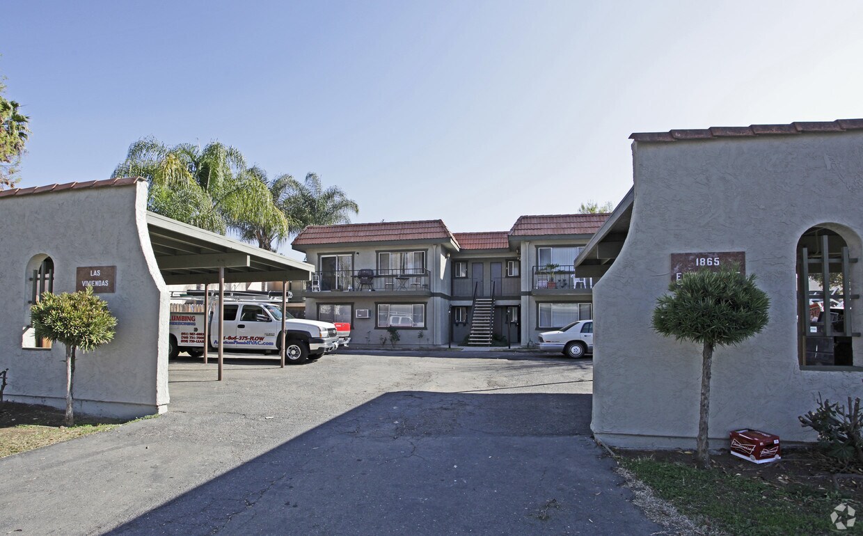 Building Photo - Las Vivendas