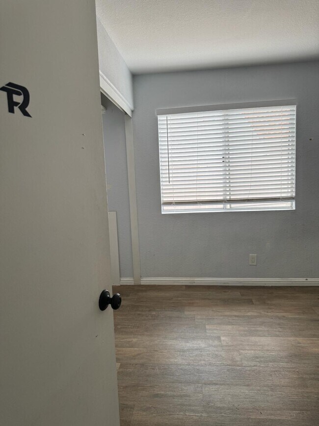 Foto del edificio - 5543 N Magnolia Dr