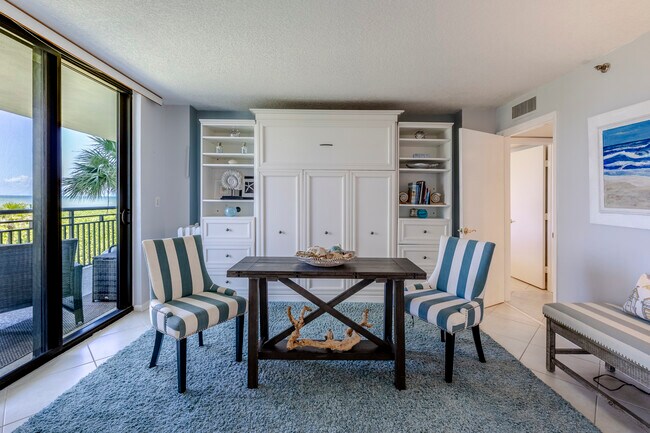 El segundo dormitorio se puede convertir en una cama abatible o permanecer como oficina o sala de juegos/comedor. - 2800 N Highway A1A