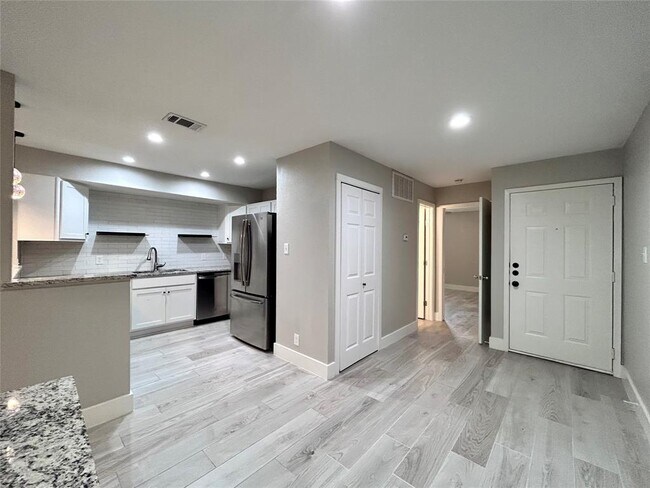Building Photo - 1135 Barton Hills Dr