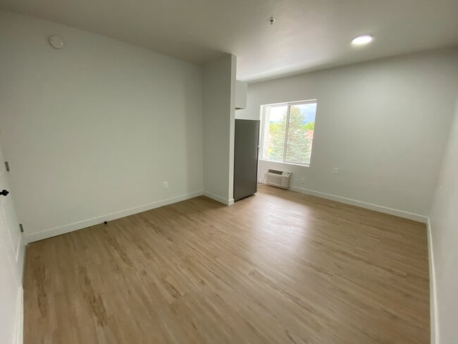 Building Photo - 404 E 5600 S