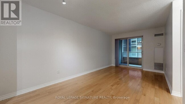 Building Photo - 250 Wellington St W