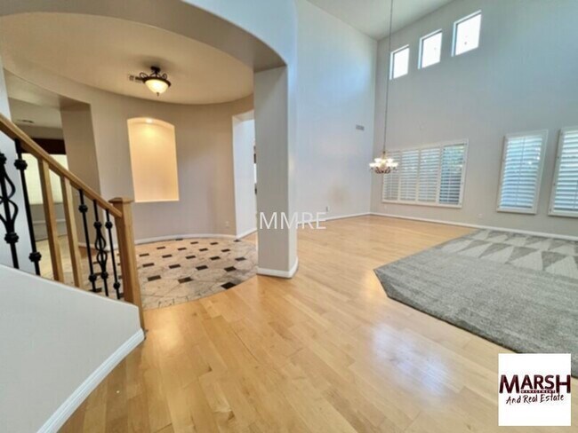 Building Photo - Exceptional 5 bedroom home with fenced poo...