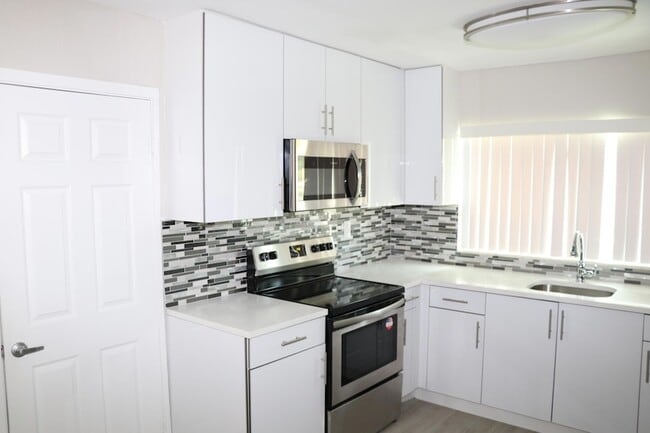 Building Photo - 323 Spanish River Blvd