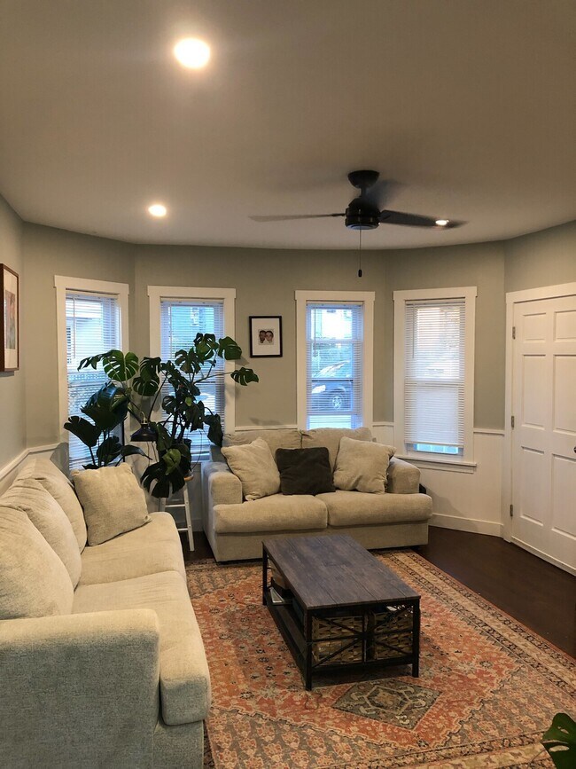 Building Photo - 297 Hamlet St