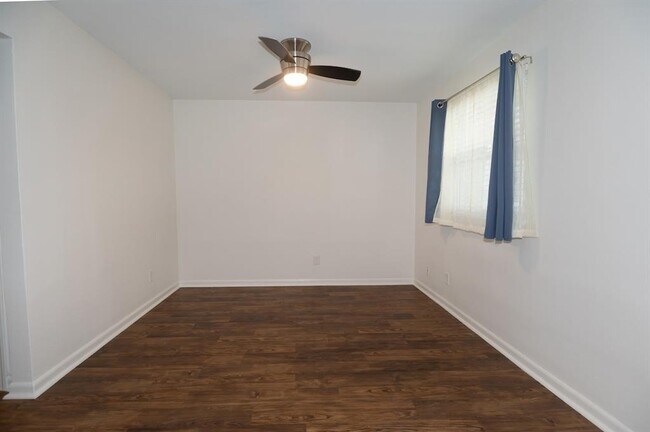 Foto del edificio - 2401 Manor Rd