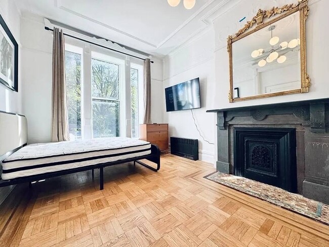 Building Photo - Furnished room/NOT APARTMENT