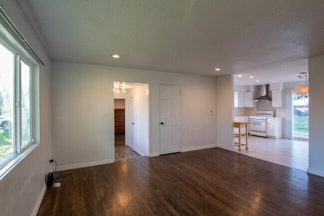 Foto del edificio - South Redding Duplex with Many Perks!