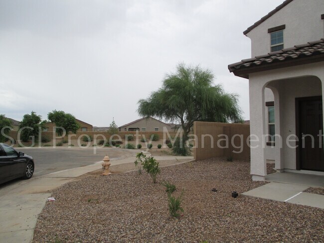 Foto del edificio - Large move in ready home available now