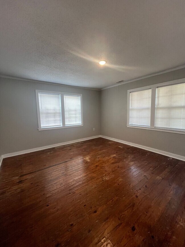 Building Photo - Newly Renovated Unit in Heart of Memphis