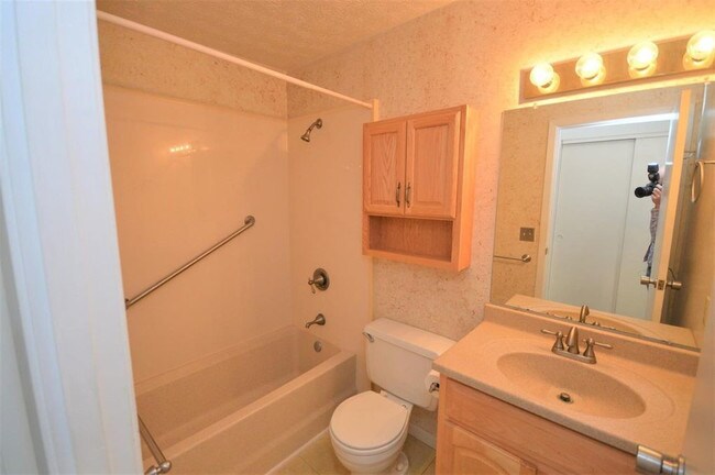 Building Photo - Crescent Meadows Condo