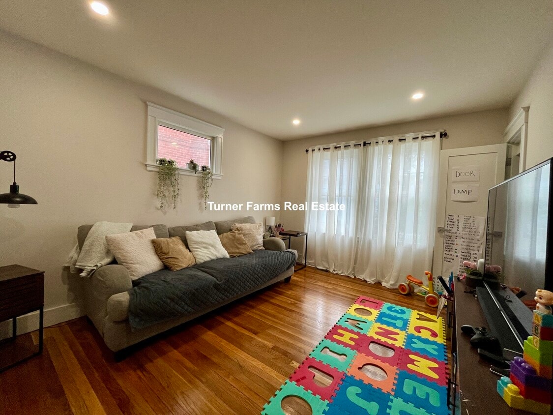 Primary Photo - 72 Belden St
