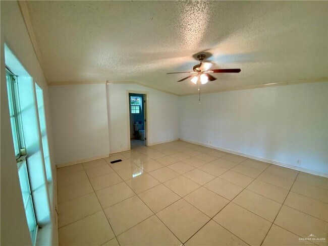 Building Photo - 15 Rd Runner St