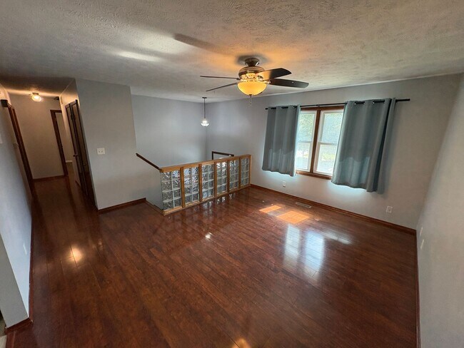 Foto del edificio - Spacious Single-Family Home with Fenced Backyard & Attached Garage